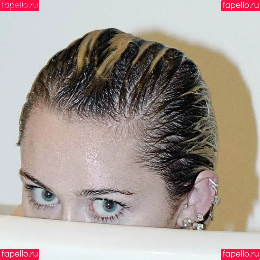 Miley Cyrus / MileyCyrus Onlyfans Photo Gallery 