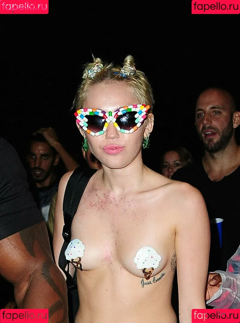 Miley Cyrus / MileyCyrus Onlyfans Photo Gallery 