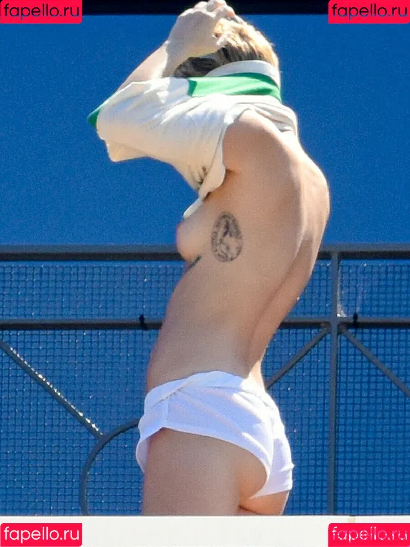 Miley Cyrus / MileyCyrus Onlyfans Photo Gallery 
