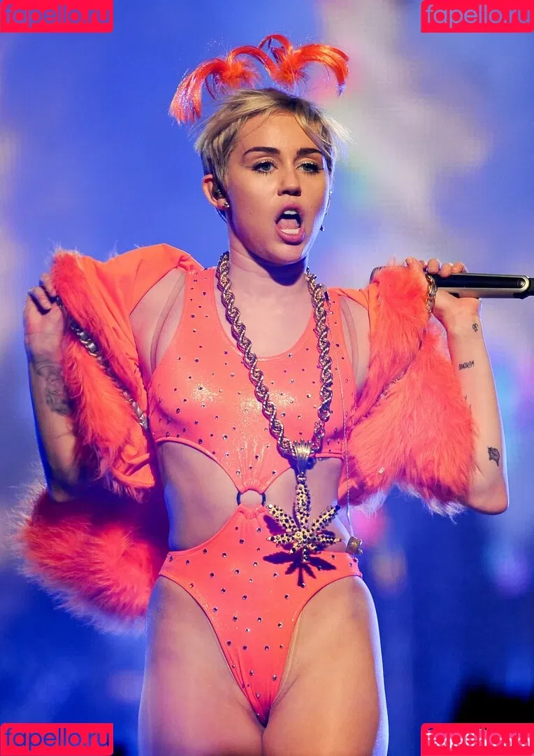 Miley Cyrus / MileyCyrus Onlyfans Photo Gallery 