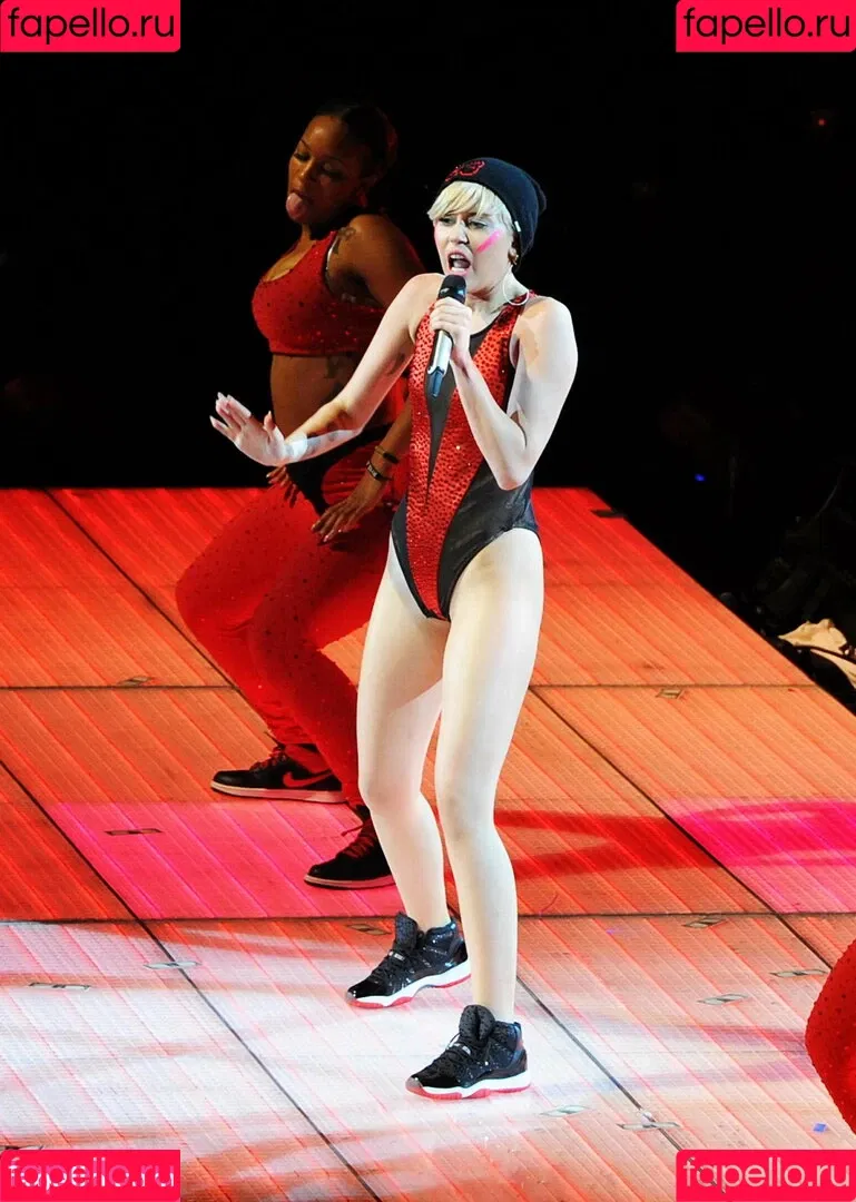 Miley Cyrus / MileyCyrus Onlyfans Photo Gallery 