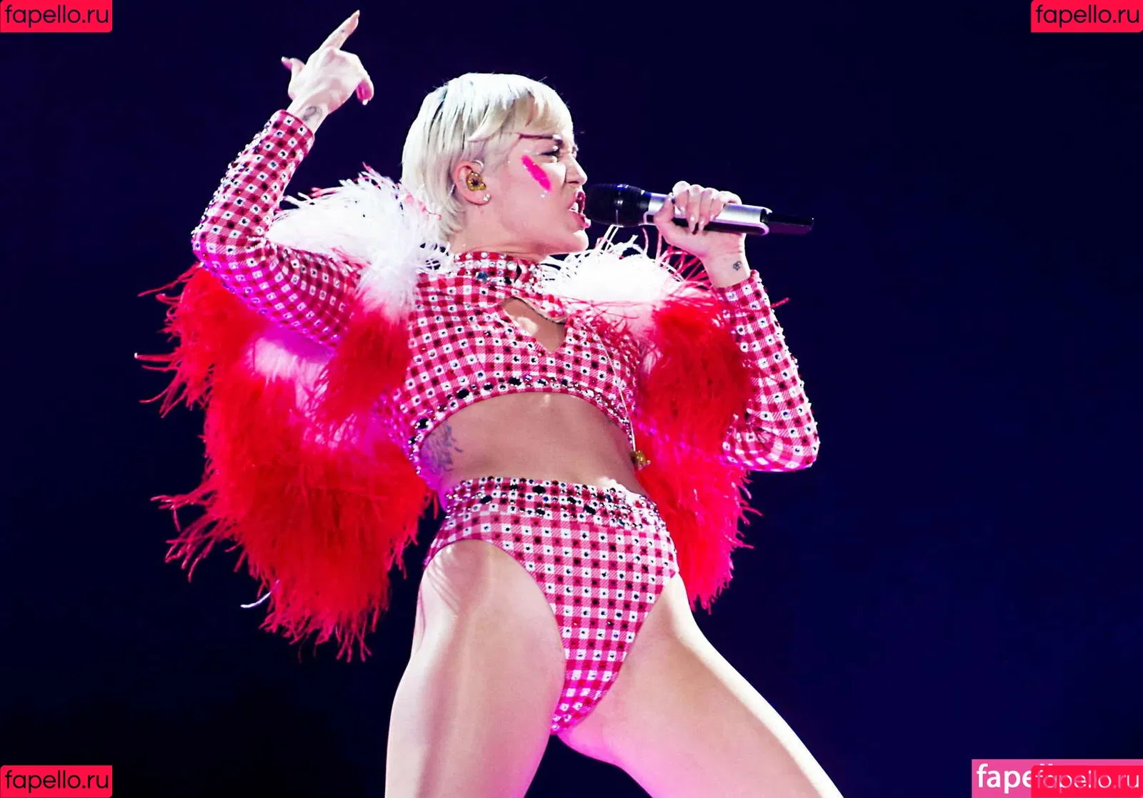 Miley Cyrus / MileyCyrus Onlyfans Photo Gallery 