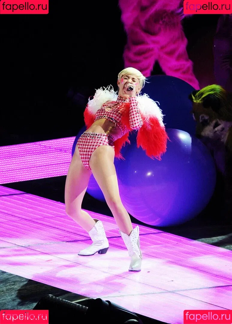 Miley Cyrus / MileyCyrus Onlyfans Photo Gallery 