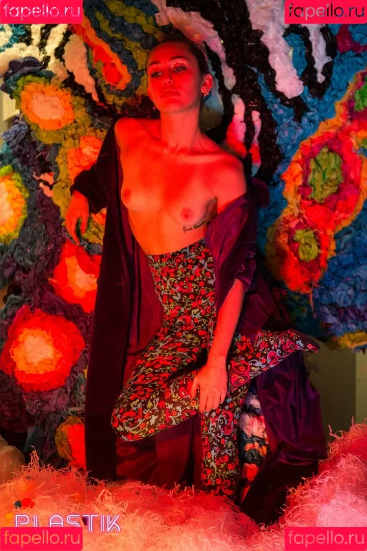Miley Cyrus / MileyCyrus Onlyfans Photo Gallery 