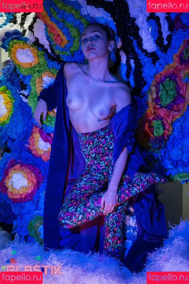 Miley Cyrus / MileyCyrus Onlyfans Photo Gallery 