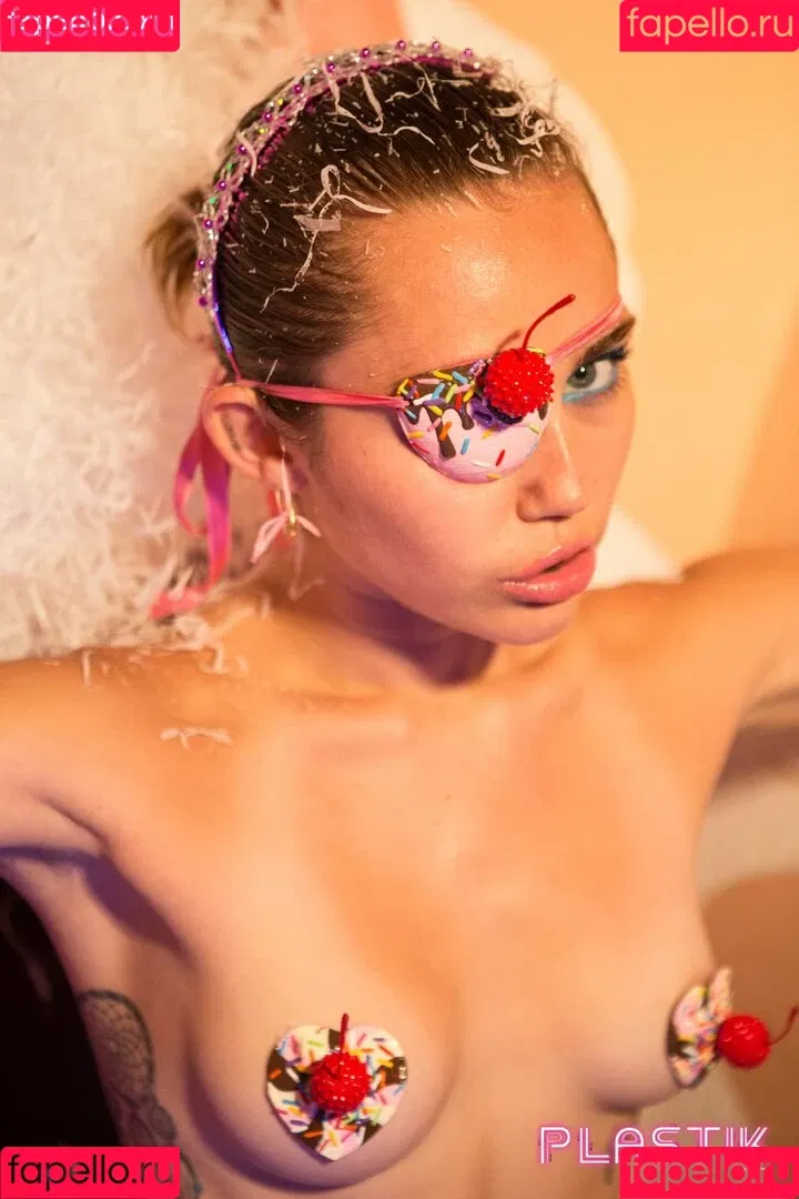 Miley Cyrus / MileyCyrus Onlyfans Photo Gallery 