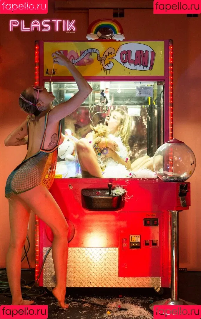 Miley Cyrus / MileyCyrus Onlyfans Photo Gallery 
