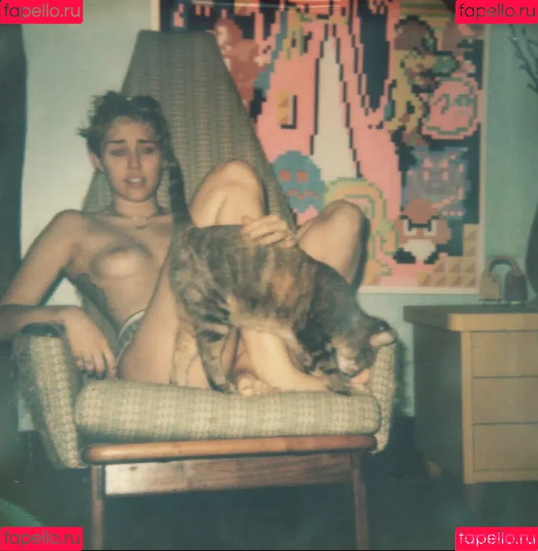 Miley Cyrus / MileyCyrus Onlyfans Photo Gallery 