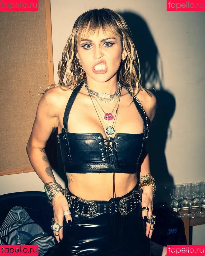 Miley Cyrus / MileyCyrus Onlyfans Photo Gallery 