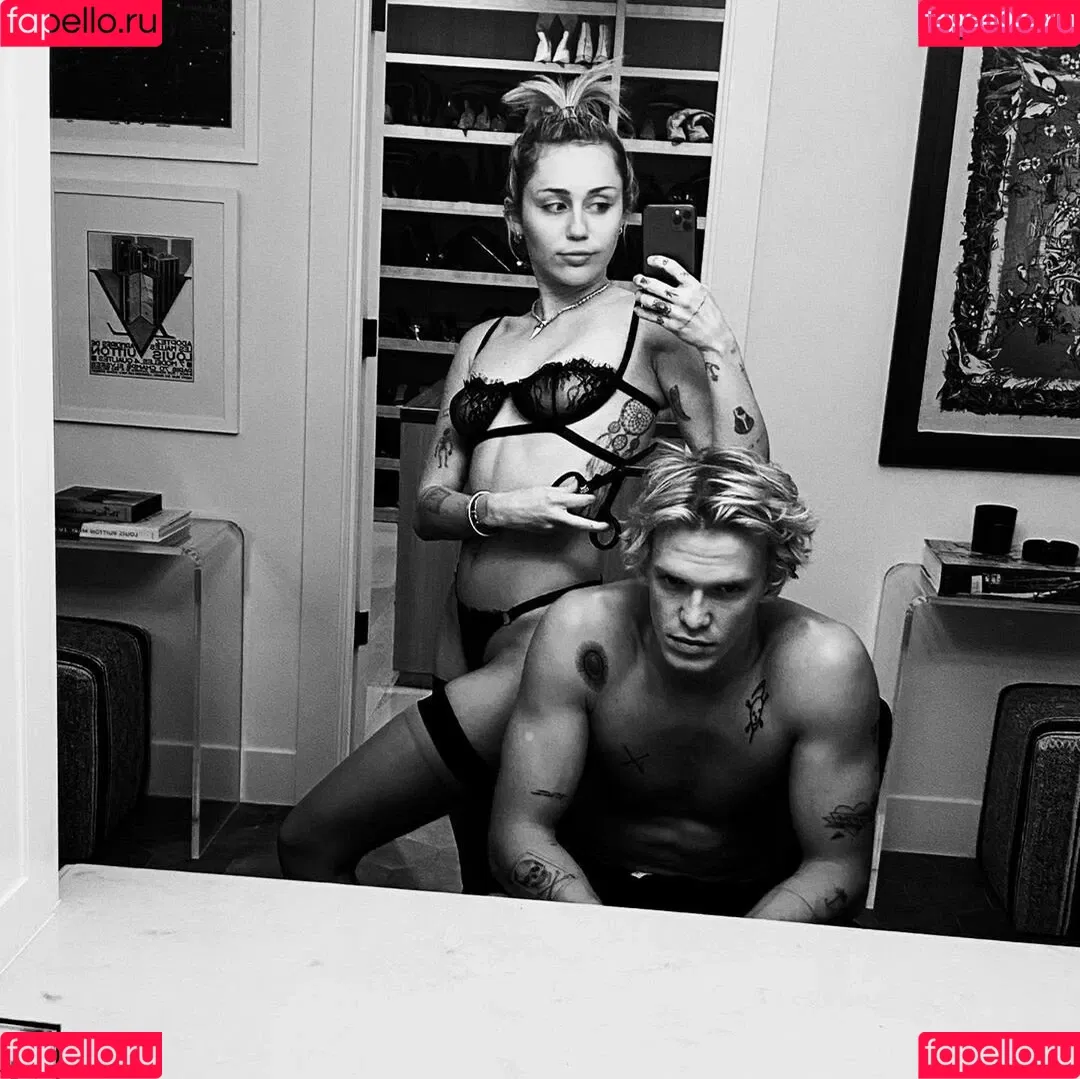 Miley Cyrus / MileyCyrus Onlyfans Photo Gallery 