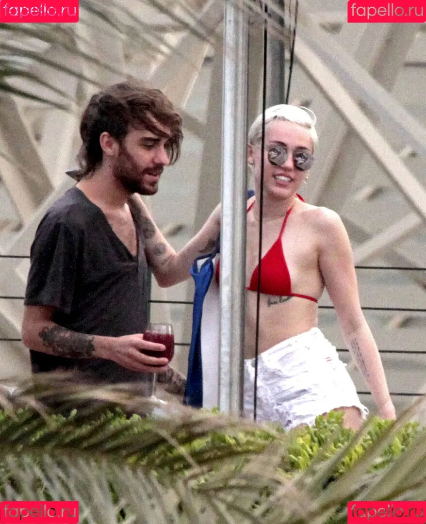 Miley Cyrus / MileyCyrus Onlyfans Photo Gallery 
