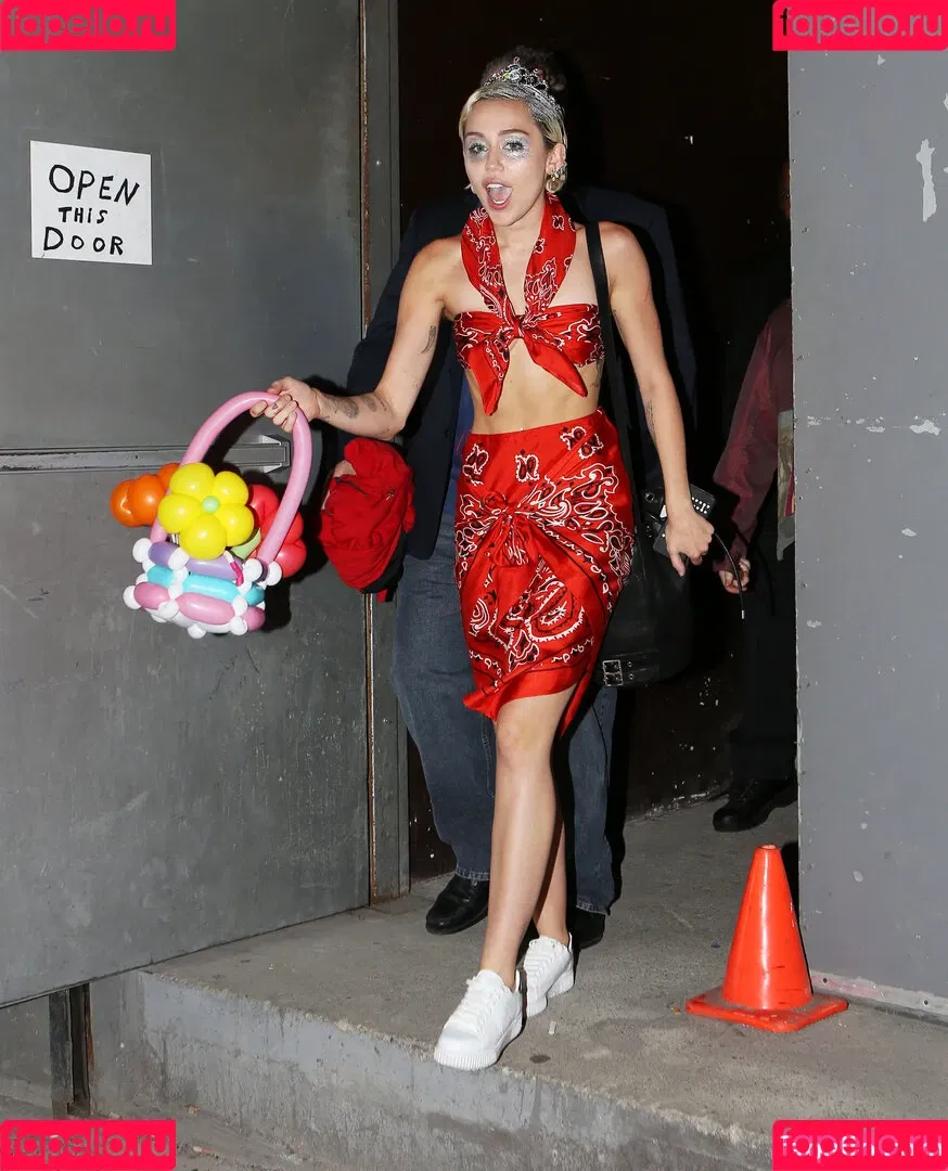 Miley Cyrus / MileyCyrus Onlyfans Photo Gallery 