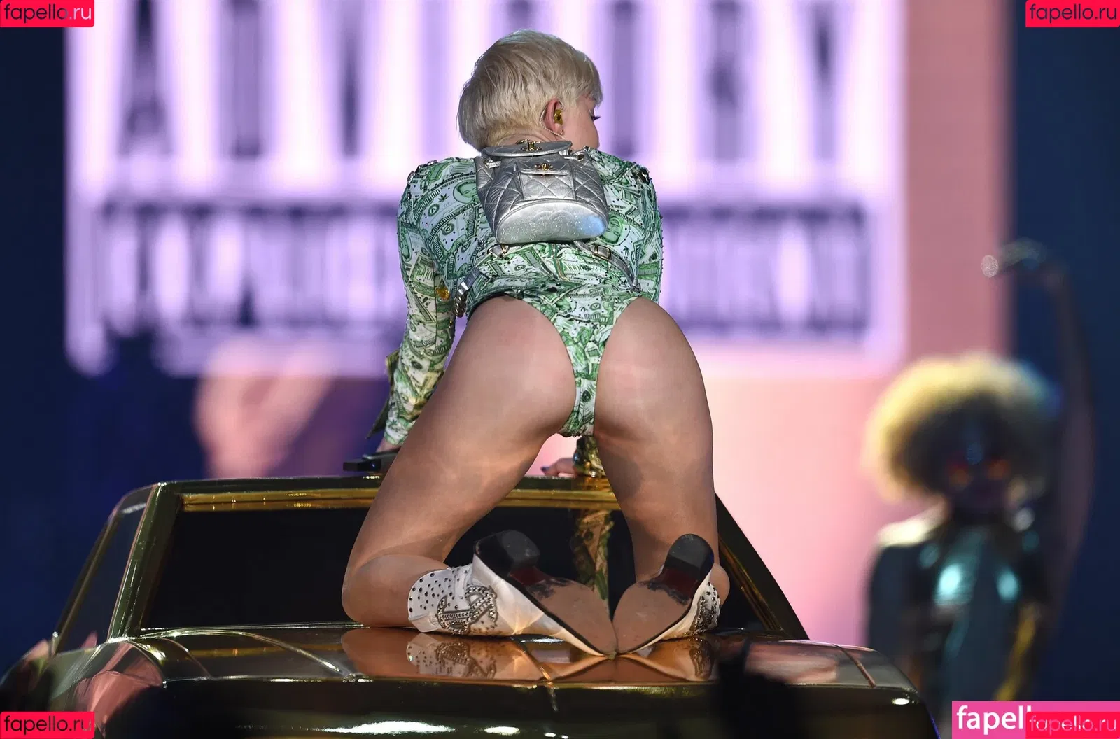 Miley Cyrus / MileyCyrus Onlyfans Photo Gallery 