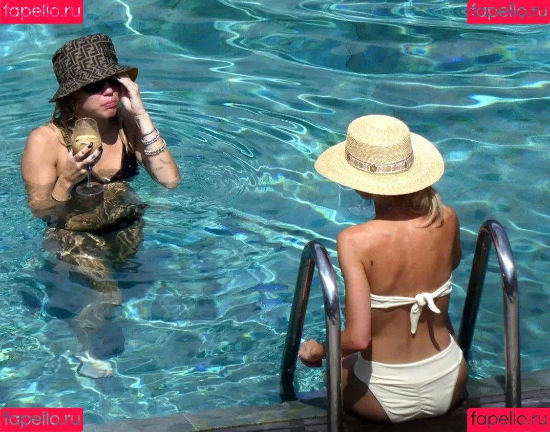 Miley Cyrus / MileyCyrus Onlyfans Photo Gallery 