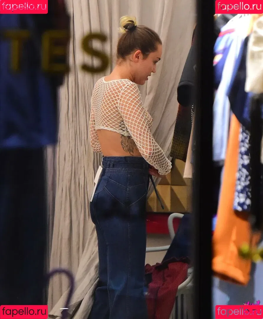 Miley Cyrus / MileyCyrus Onlyfans Photo Gallery 