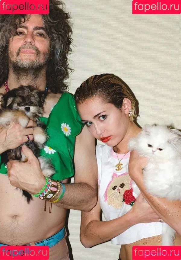 Miley Cyrus / MileyCyrus Onlyfans Photo Gallery 