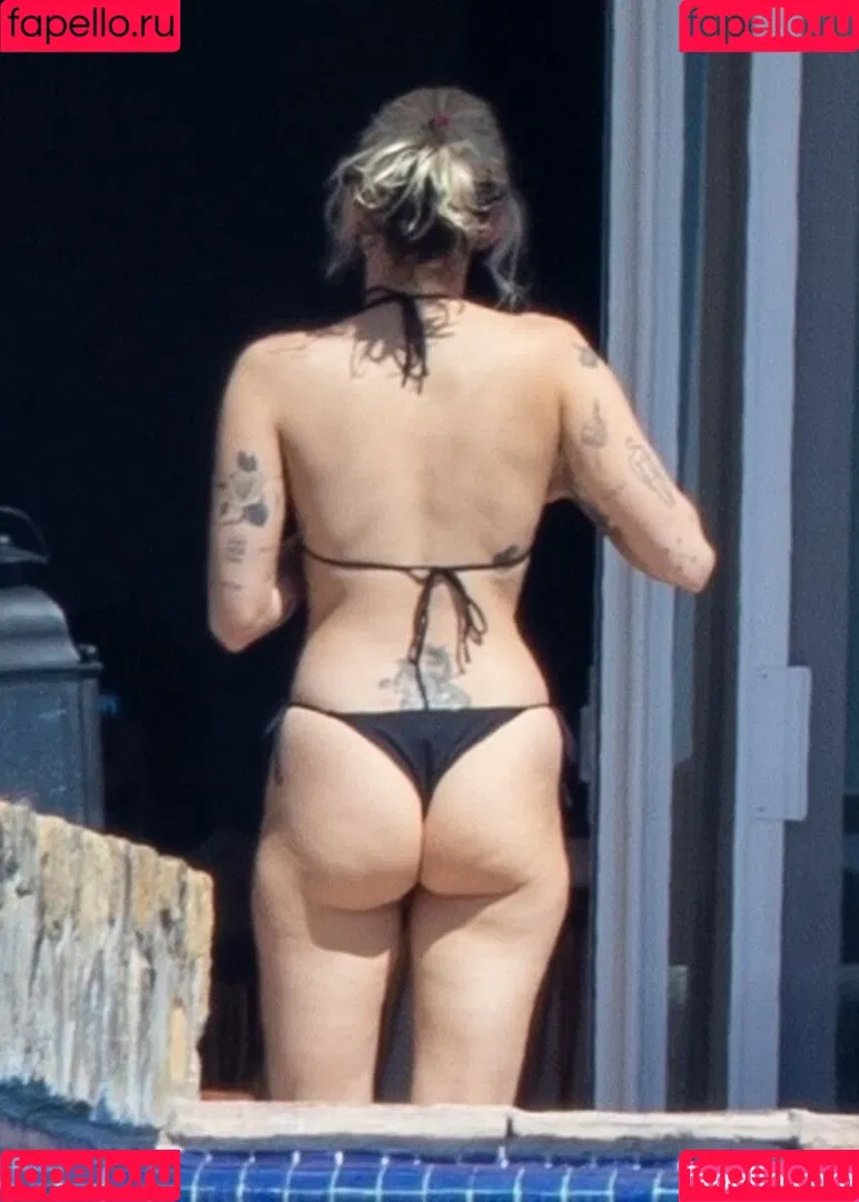 Miley Cyrus / MileyCyrus Onlyfans Photo Gallery 