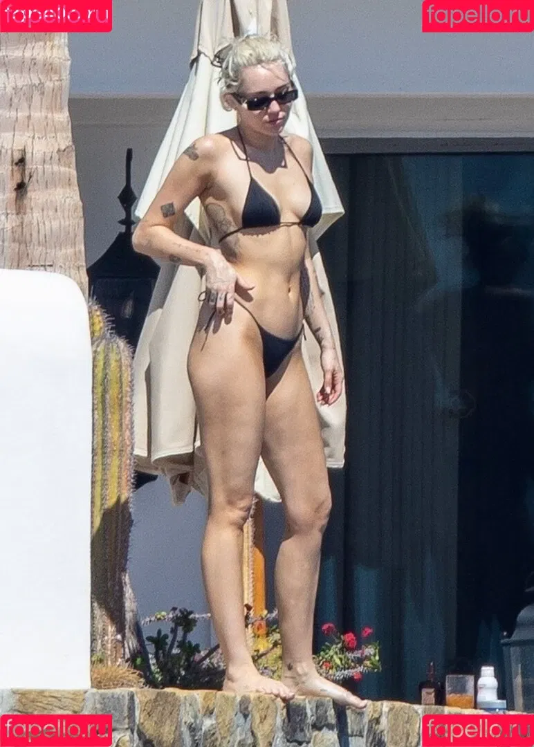 Miley Cyrus / MileyCyrus Onlyfans Photo Gallery 