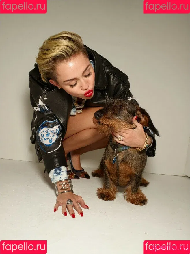 Miley Cyrus / MileyCyrus Onlyfans Photo Gallery 