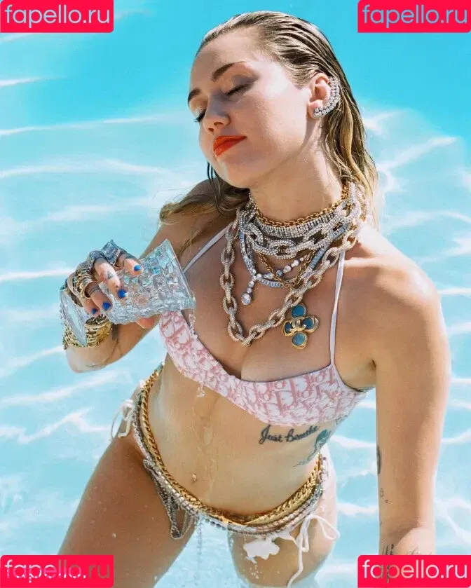 Miley Cyrus / MileyCyrus Onlyfans Photo Gallery 