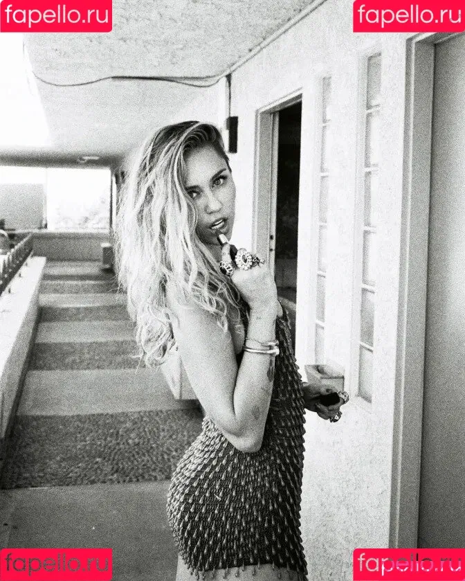 Miley Cyrus / MileyCyrus Onlyfans Photo Gallery 