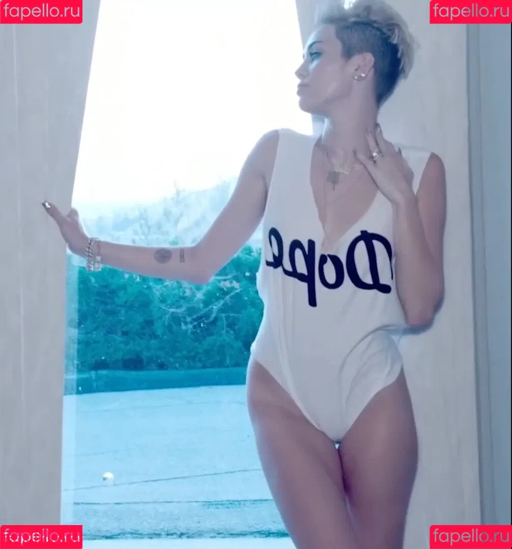 Miley Cyrus / MileyCyrus Onlyfans Photo Gallery 