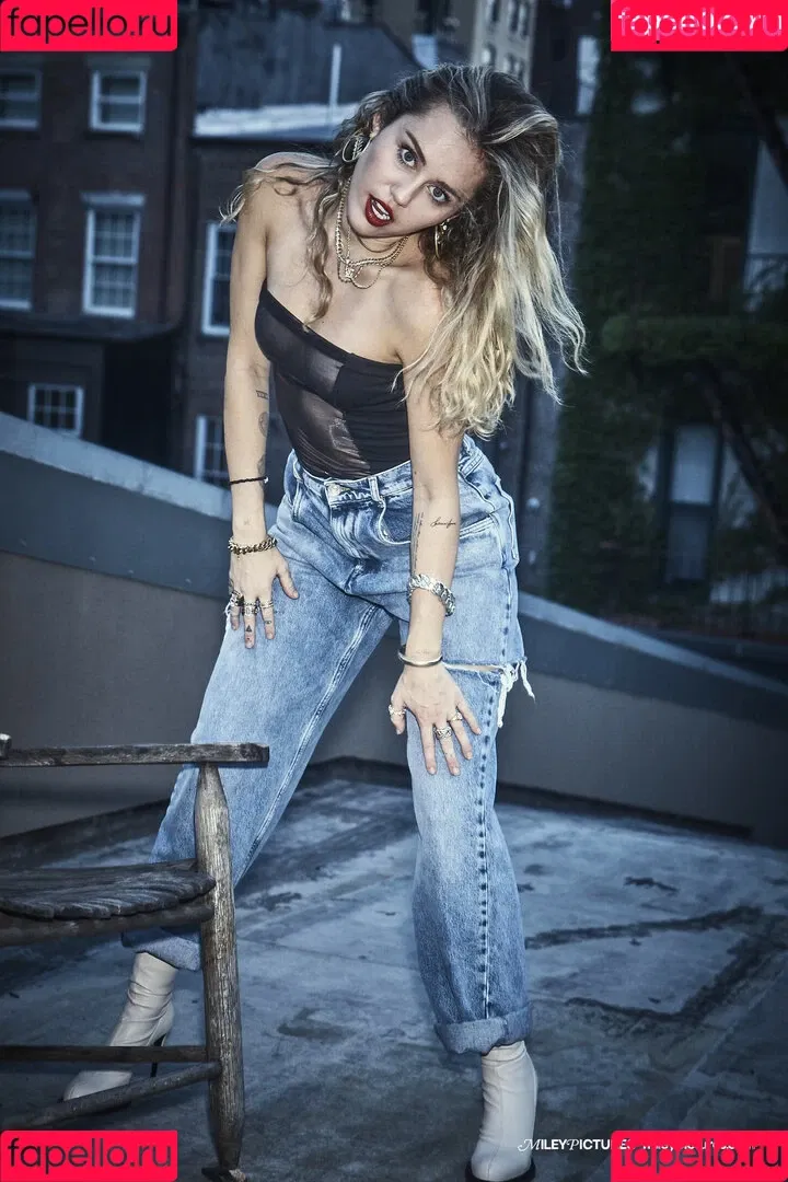 Miley Cyrus / MileyCyrus Onlyfans Photo Gallery 