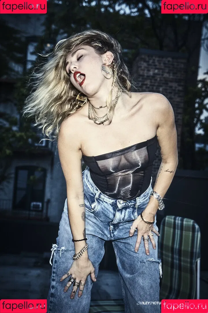 Miley Cyrus / MileyCyrus Onlyfans Photo Gallery 