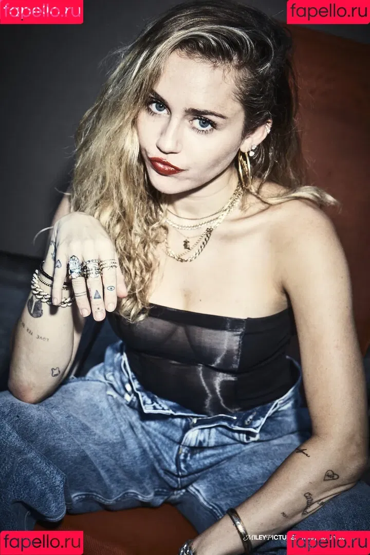 Miley Cyrus / MileyCyrus Onlyfans Photo Gallery 