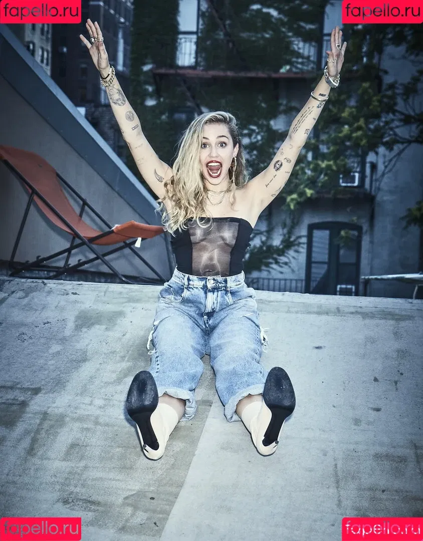Miley Cyrus / MileyCyrus Onlyfans Photo Gallery 