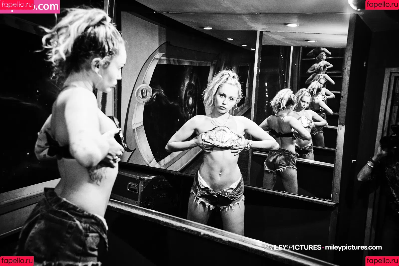 Miley Cyrus / MileyCyrus Onlyfans Photo Gallery 