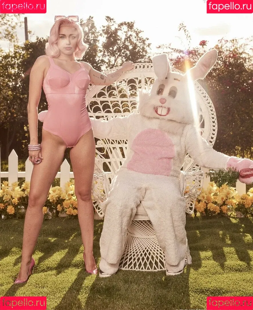 Miley Cyrus / MileyCyrus Onlyfans Photo Gallery 