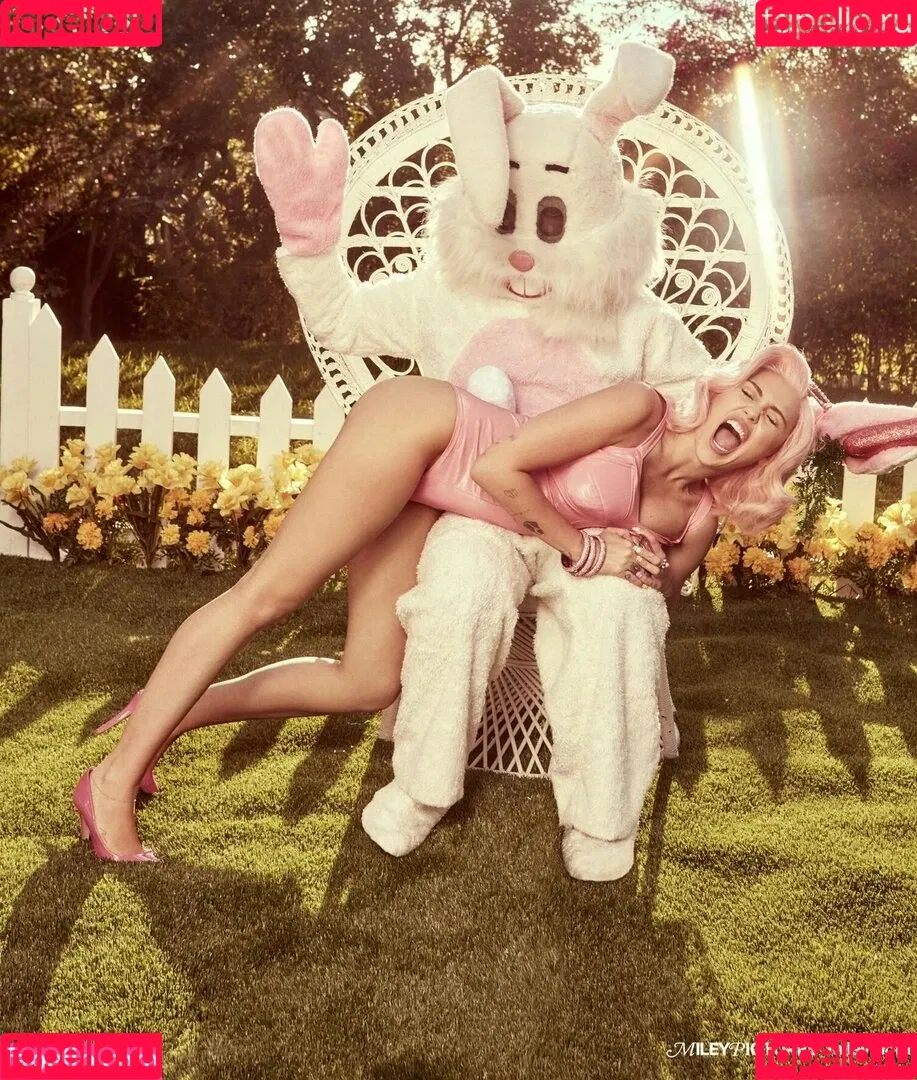 Miley Cyrus / MileyCyrus Onlyfans Photo Gallery 