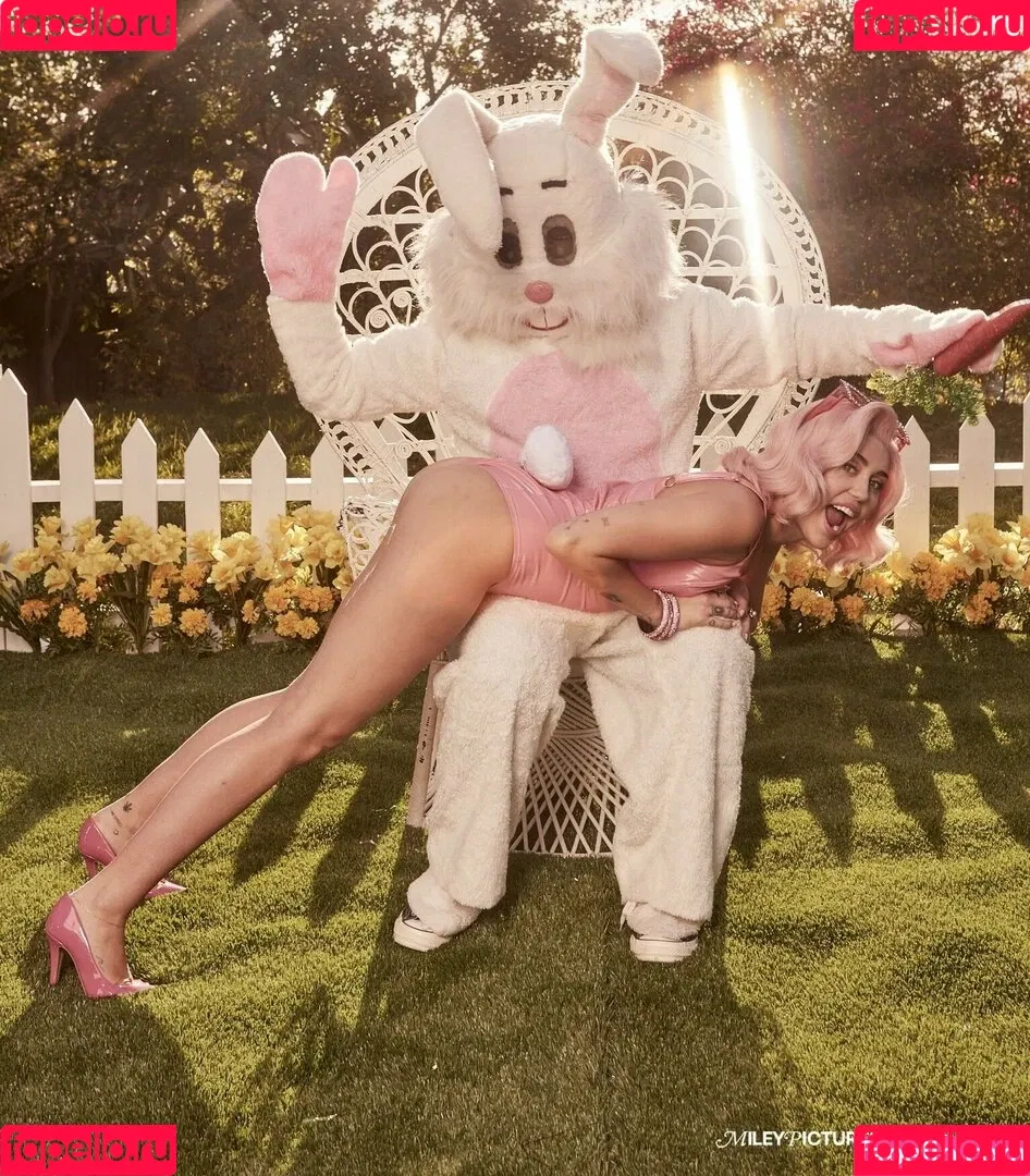 Miley Cyrus / MileyCyrus Onlyfans Photo Gallery 