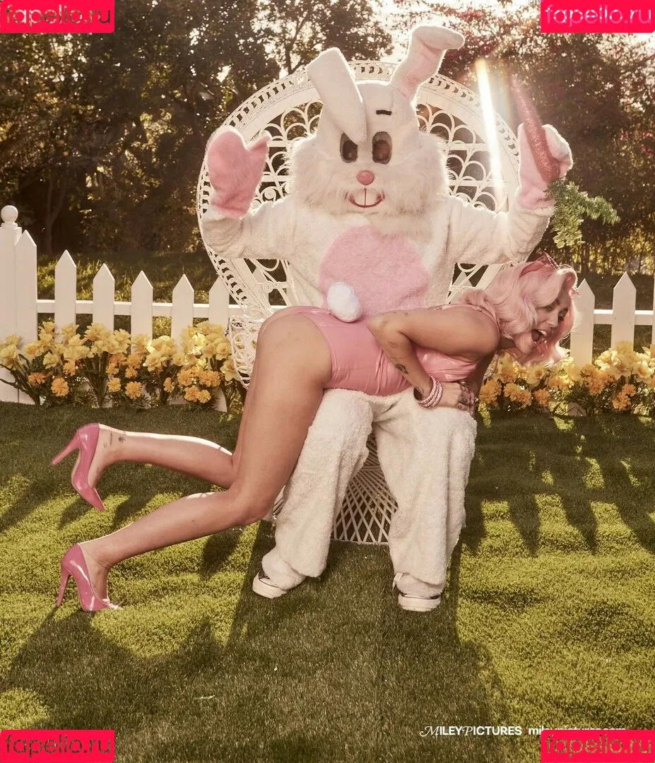 Miley Cyrus / MileyCyrus Onlyfans Photo Gallery 