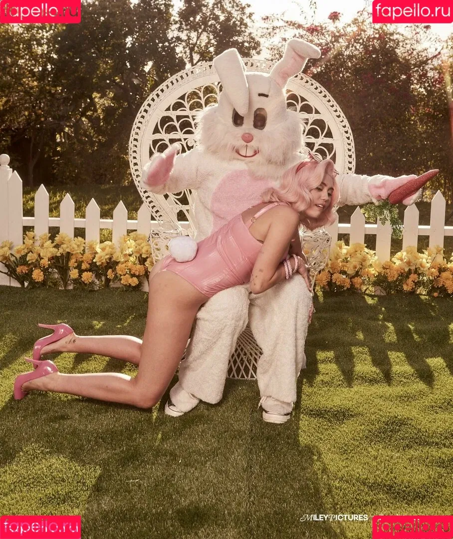 Miley Cyrus / MileyCyrus Onlyfans Photo Gallery 