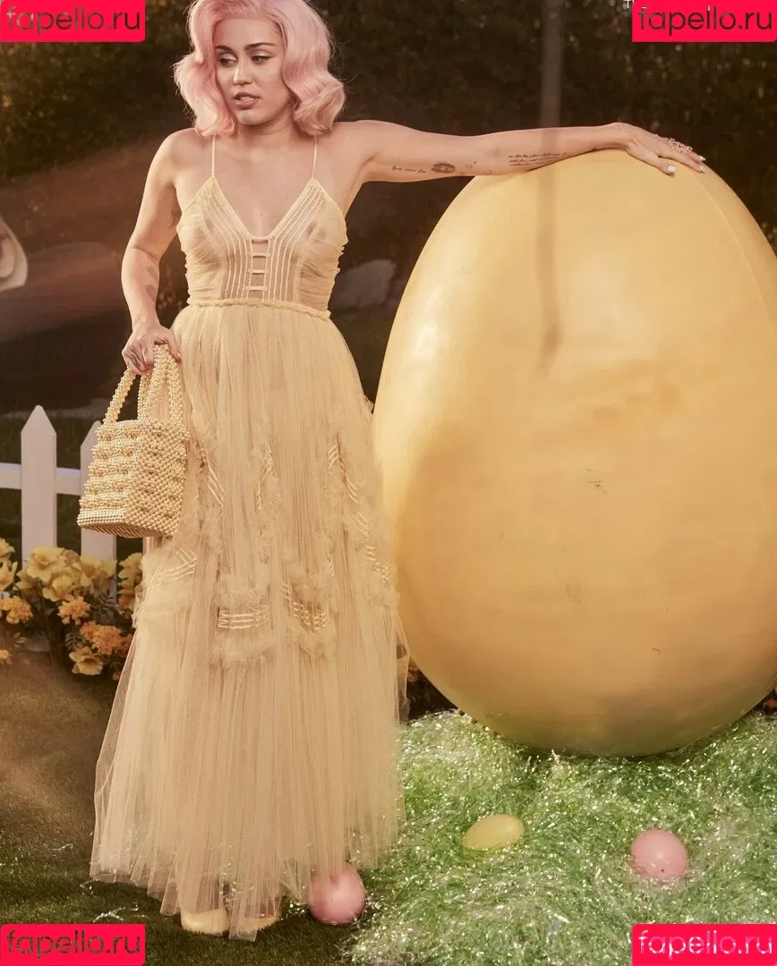 Miley Cyrus / MileyCyrus Onlyfans Photo Gallery 