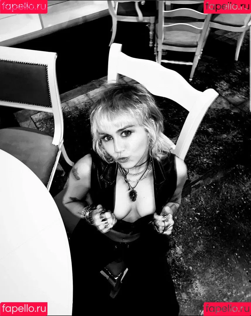 Miley Cyrus / MileyCyrus Onlyfans Photo Gallery 