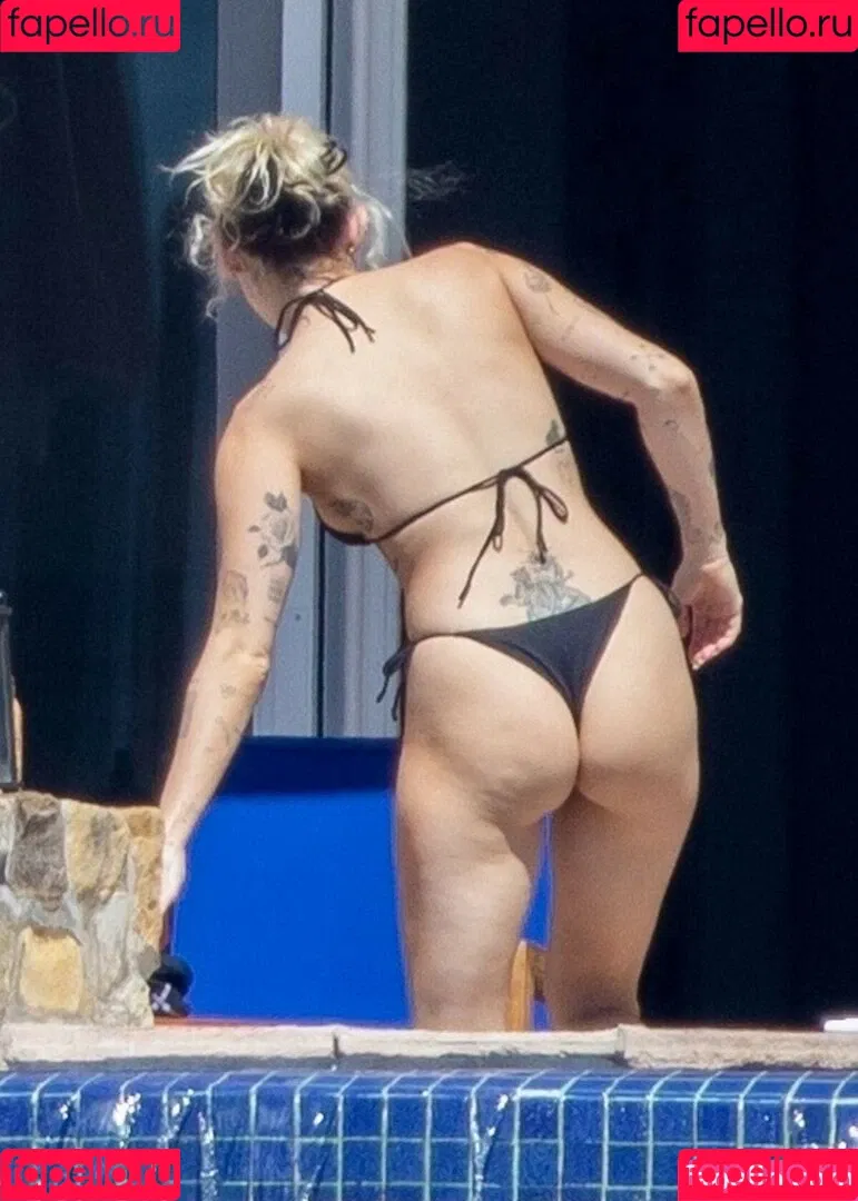 Miley Cyrus / MileyCyrus Onlyfans Photo Gallery 