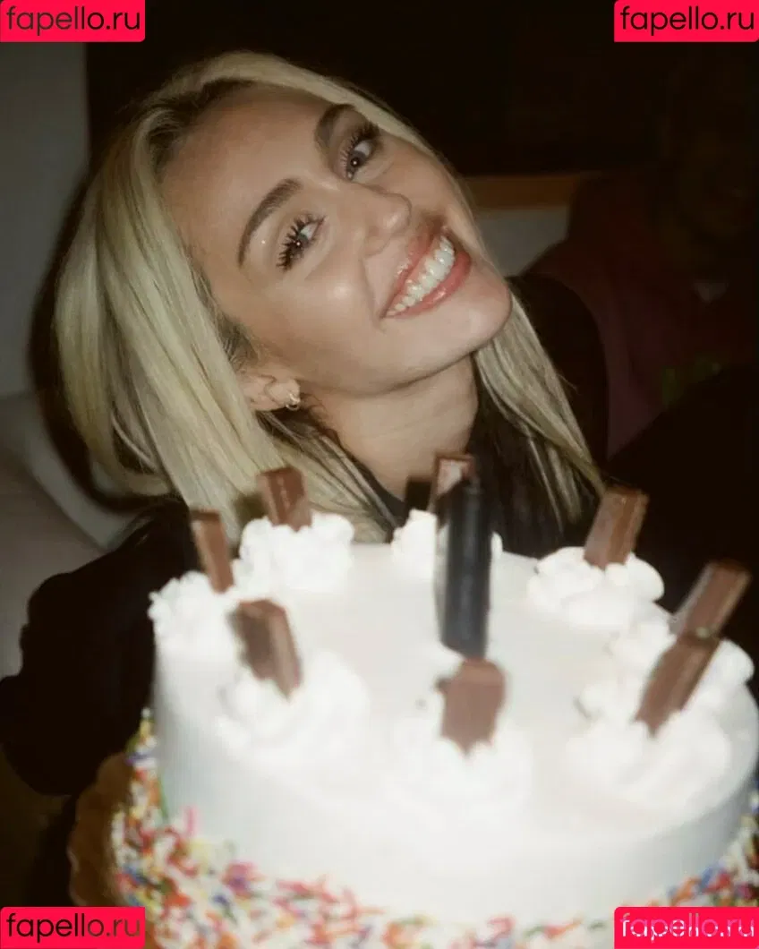 Miley Cyrus / MileyCyrus Onlyfans Photo Gallery 
