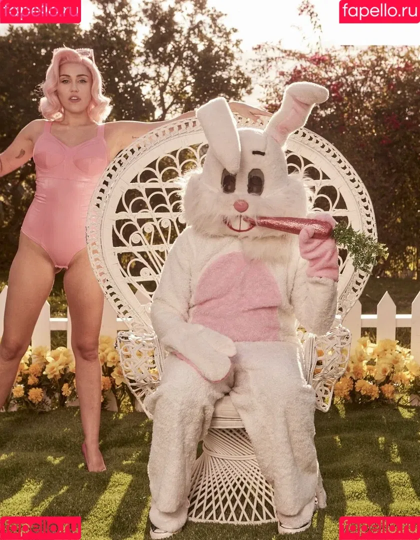 Miley Cyrus / MileyCyrus Onlyfans Photo Gallery 