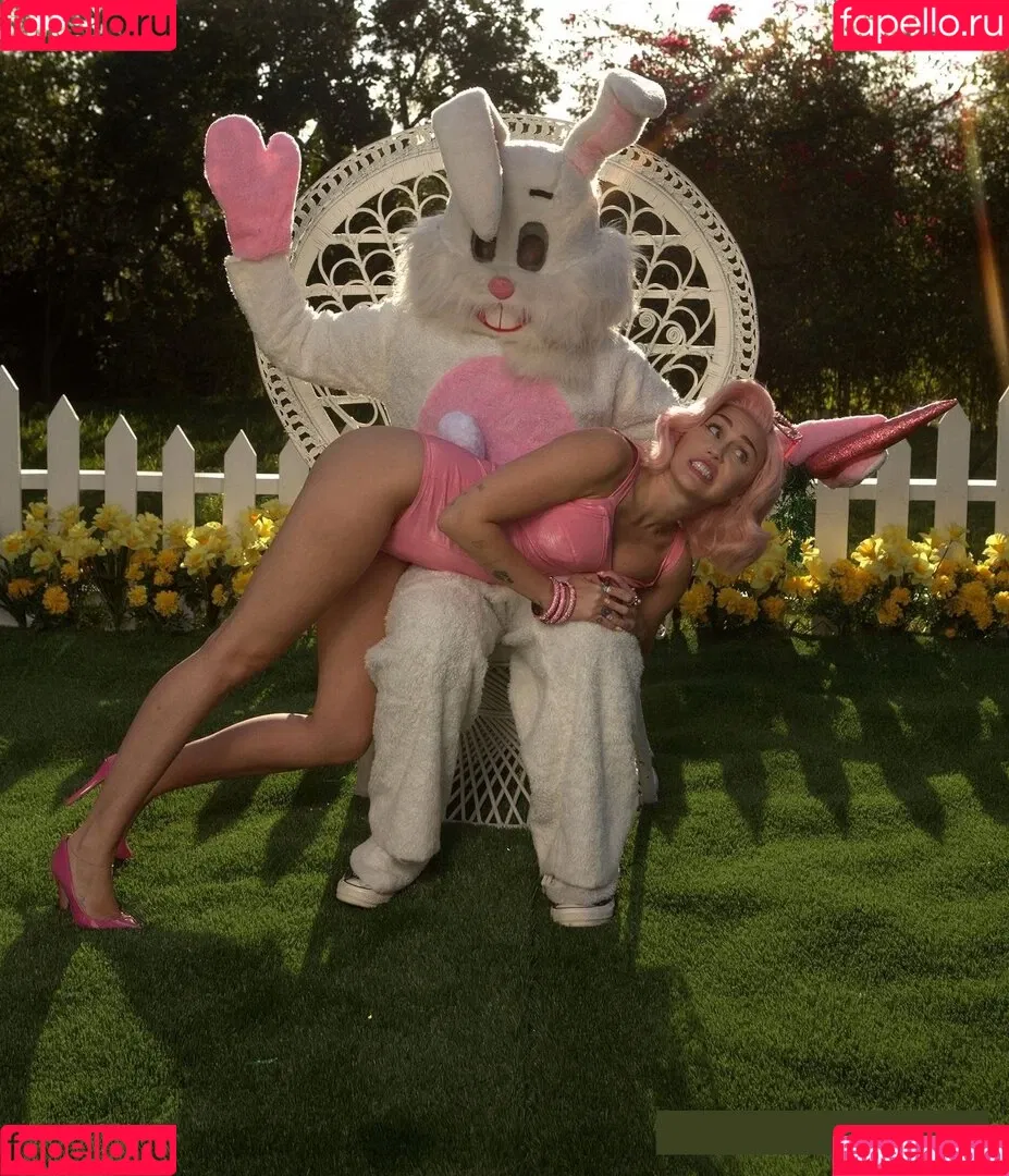 Miley Cyrus / MileyCyrus Onlyfans Photo Gallery 