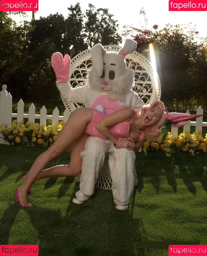 Miley Cyrus / MileyCyrus Onlyfans Photo Gallery 