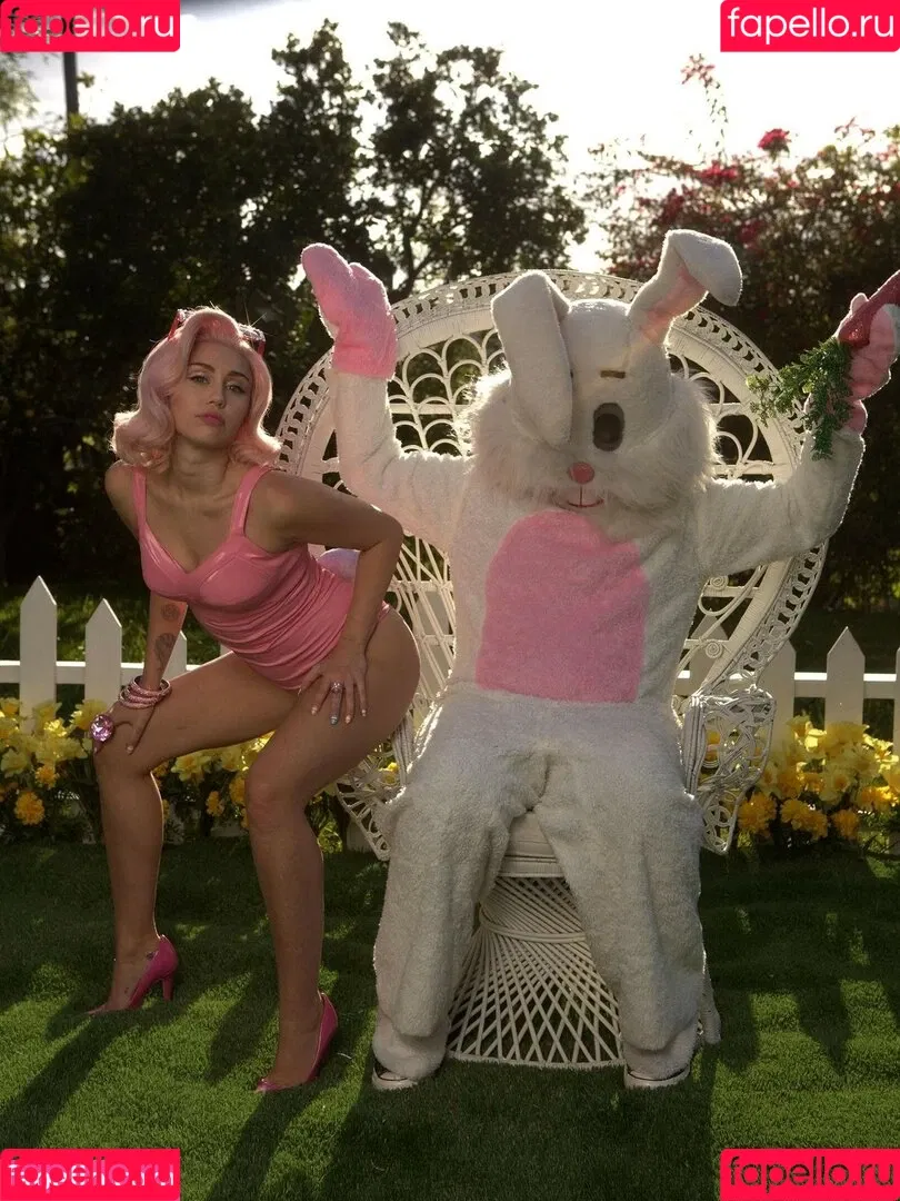 Miley Cyrus / MileyCyrus Onlyfans Photo Gallery 