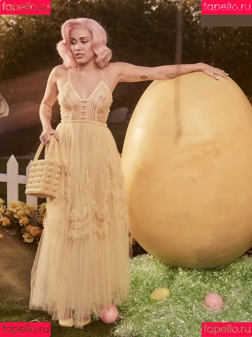 Miley Cyrus / MileyCyrus Onlyfans Photo Gallery 