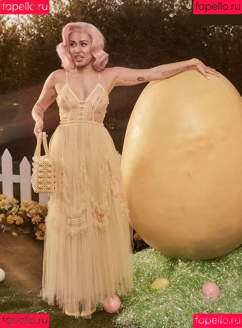 Miley Cyrus / MileyCyrus Onlyfans Photo Gallery 