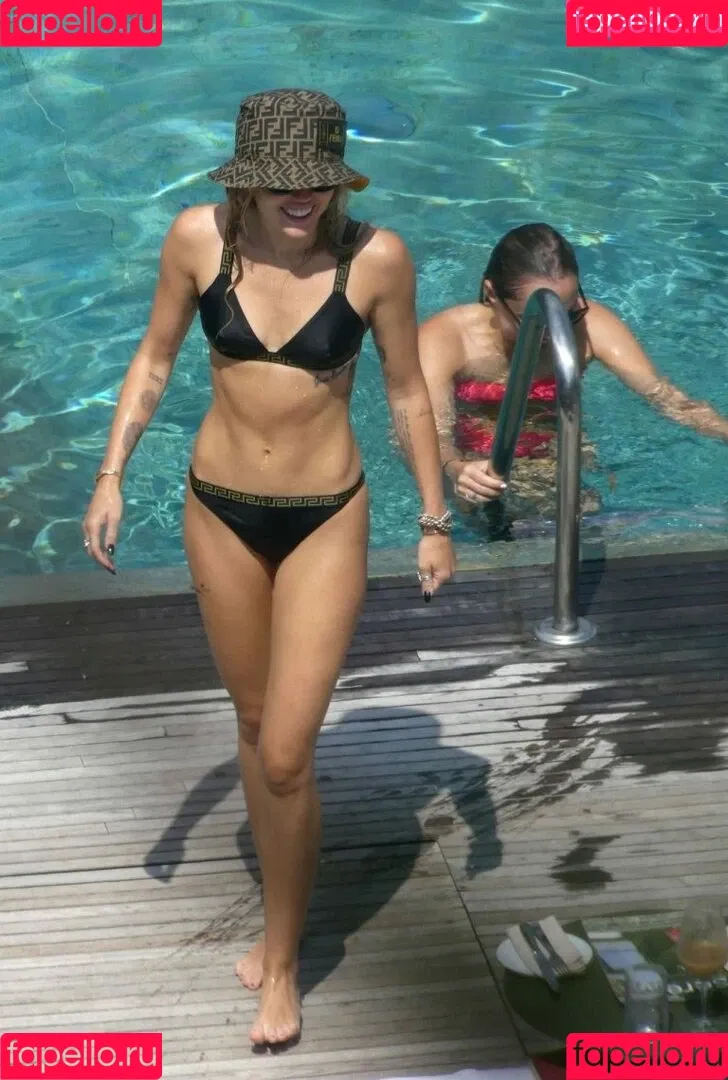 Miley Cyrus / MileyCyrus Onlyfans Photo Gallery 