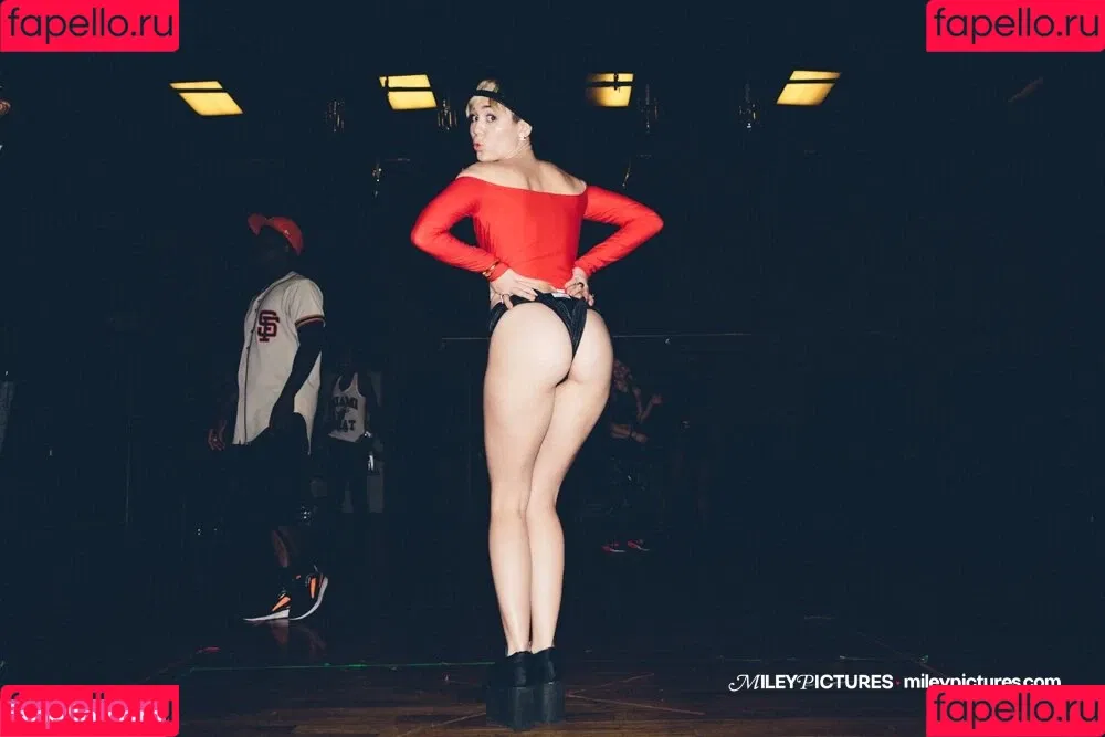 Miley Cyrus / MileyCyrus Onlyfans Photo Gallery 