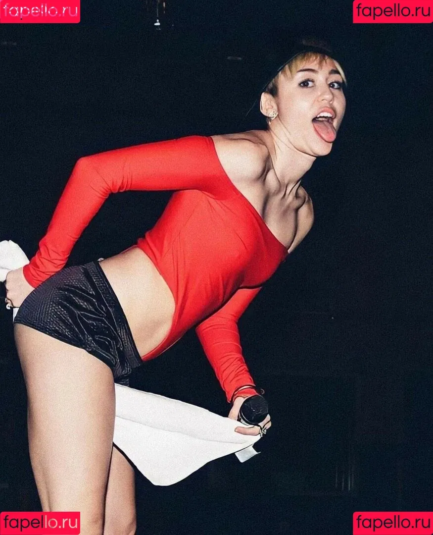 Miley Cyrus / MileyCyrus Onlyfans Photo Gallery 