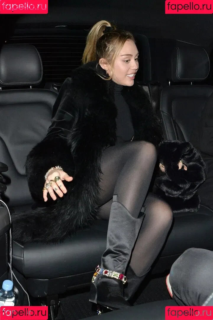 Miley Cyrus / MileyCyrus Onlyfans Photo Gallery 